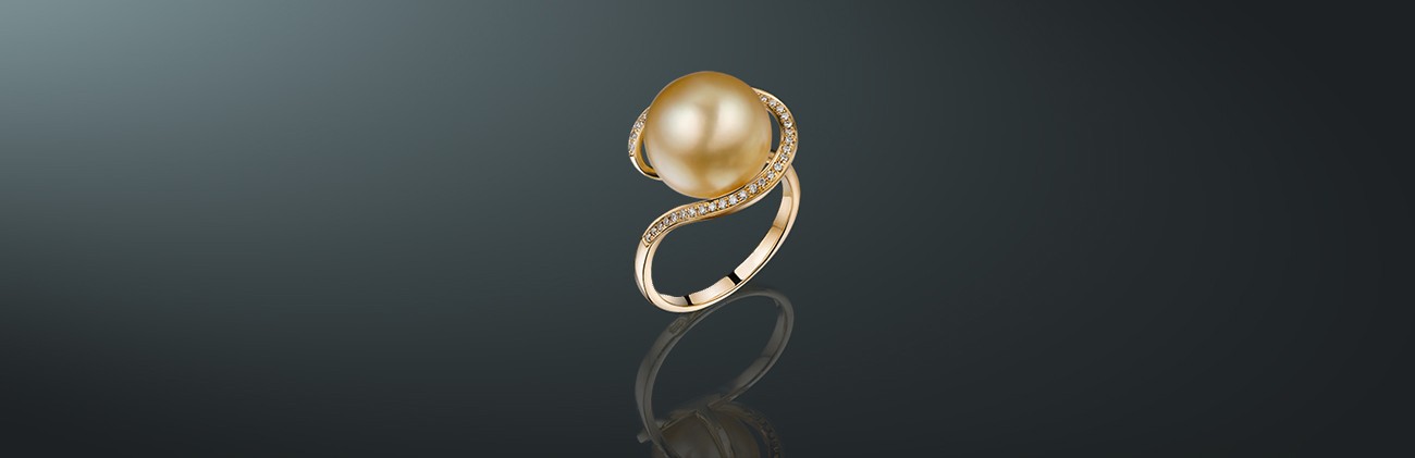 Кольцо из коллекции MAYSAKU: жемчуг Южных морей, золото 585˚, 37 бриллиантов (0,193 ct, 3/6А), государственное пробирное клеймо. Вес изделия 4,74 г. кп-21жз