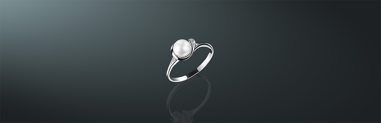 Кольцо из серии MAYSAKU ARGENTO: пресноводный жемчуг, родированное серебро 925˚, фианиты, государственное пробирное клеймо. Средний вес изделия 1,21г. к-211100