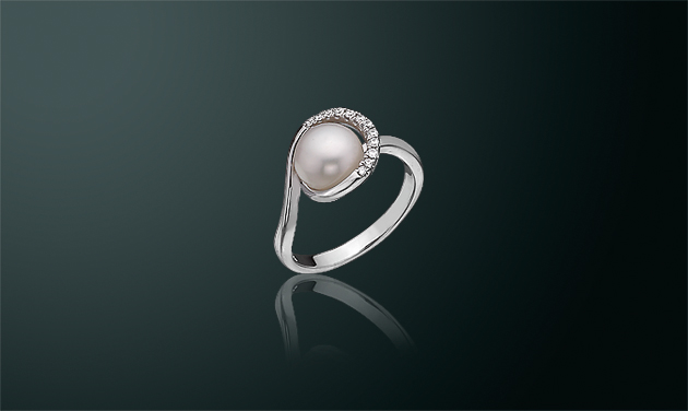 Кольцо из серии MAYSAKU ARGENTO: пресноводный жемчуг кабошон, родированное серебро 925˚, цирконы, государственное пробирное клеймо. Средний вес изделия 2,90 г. к-630685