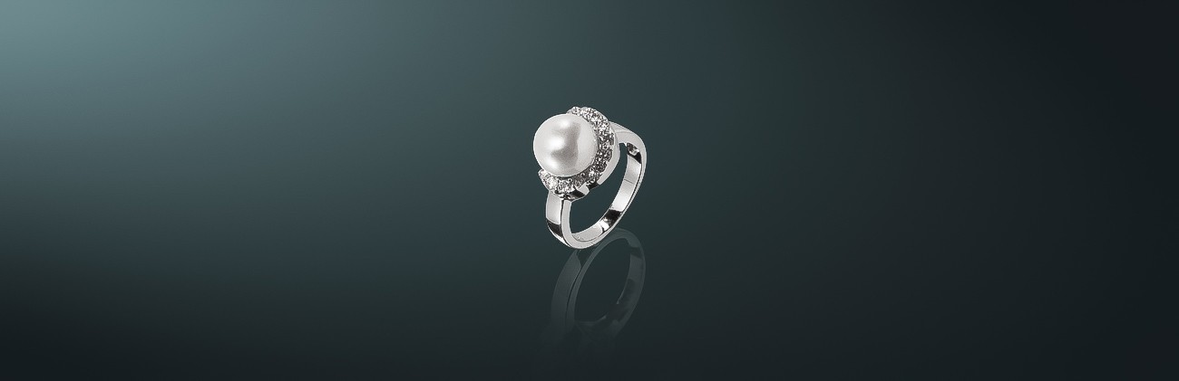 Кольцо из серии MAYSAKU ARGENTO: пресноводный жемчуг, вставки цирконы, родированное серебро 925˚, государственное пробирное клеймо. Средний вес изделия 6,7 г. к-300036